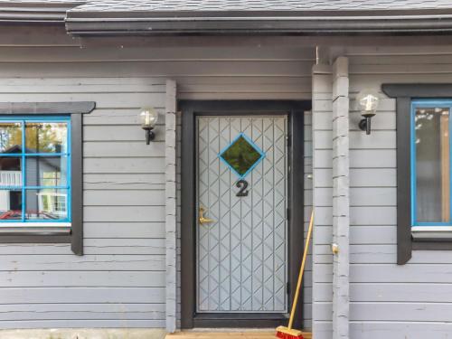 eine Tür mit Fenster an einem Haus in der Unterkunft Holiday Home Villa tassu 2 by Interhome in Kotila