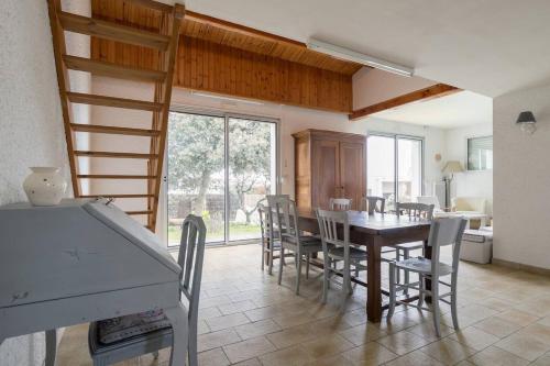 une salle à manger avec une table et des chaises dans l'établissement Les Coquelicots, à Bretignolles-sur-Mer