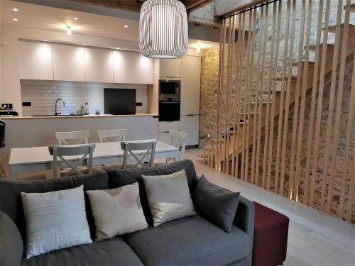 un salon et une cuisine avec un canapé et une table dans l'établissement Ancienne sous-prefecture, à Les Sables-dʼOlonne