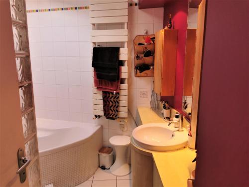 une salle de bain avec un lavabo, des toilettes et une baignoire dans l'établissement Kermit - Maison proche plages, à Les Sables-dʼOlonne