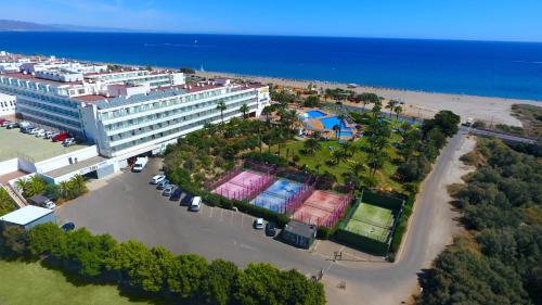 an aerial view of a large building on a beach at Servigroup Marina Playa in Mojácar