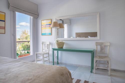 - une chambre avec un bureau vert et un miroir dans l'établissement Expo Apartment Golden Mile, à Marbella