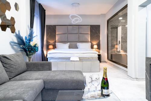 Cappo suites في فيليكو ترنوفو: غرفة معيشة مع سرير وأريكة