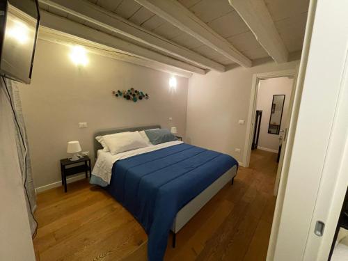 una camera da letto con un letto con una coperta blu di 100 PASSI a Palermo