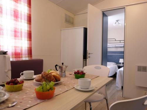 Χώρος καθιστικού στο Holiday Home Happy Easy by Interhome