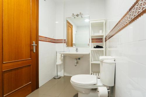 uma casa de banho com um WC e um lavatório em AlohaMundi Zaragoza IV em Sevilha