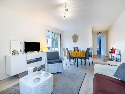 ein Wohnzimmer mit einem Sofa und einem Tisch in der Unterkunft Apartment Le Vert Coteau-3 by Interhome in Touques