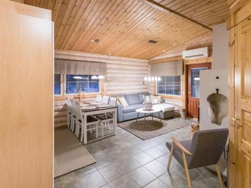 - un salon avec un canapé et une table dans l'établissement Holiday Home Villa lempi by Interhome, à Äkäslompolo