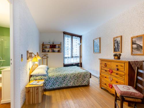 une chambre avec un lit, une commode et une fenêtre dans l'établissement Apartment Le Beau Site by Interhome, à Chamonix-Mont-Blanc
