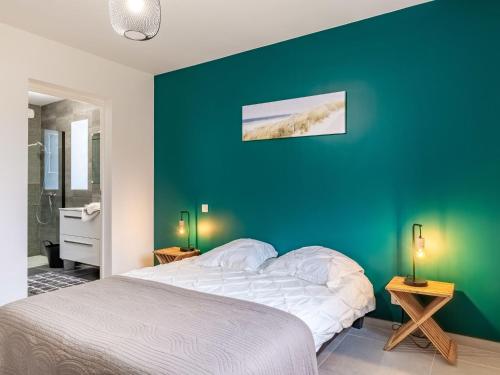une chambre avec un lit blanc et un mur vert dans l'établissement Holiday Home Villa Lanka by Interhome, à Arzon