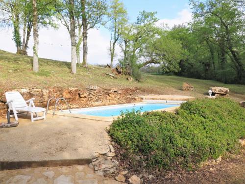 einen Pool mit einem Stuhl und einer Schaukel in der Unterkunft Holiday Home Le Châtaignier by Interhome in Blanquefort-sur-Briolance