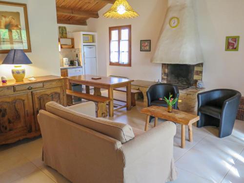 ein Wohnzimmer mit Sofa und Tisch in der Unterkunft Holiday Home Le Châtaignier by Interhome in Blanquefort-sur-Briolance