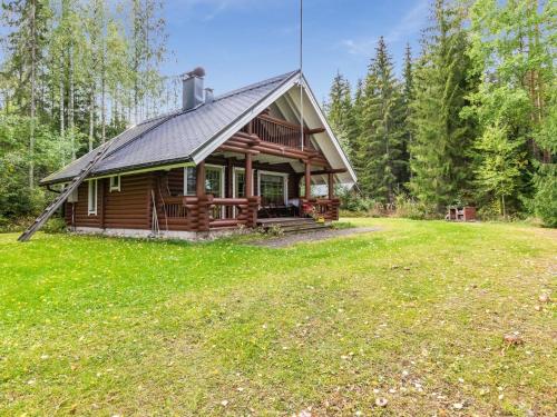 drewniany domek w lesie z trawnikiem w obiekcie Holiday Home Vihreä mökki by Interhome w mieście Kesälahti