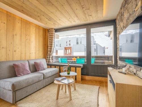un salon avec un canapé et une table dans l'établissement Apartment Les Grandes Platières - Val Claret-28 by Interhome, à Tignes