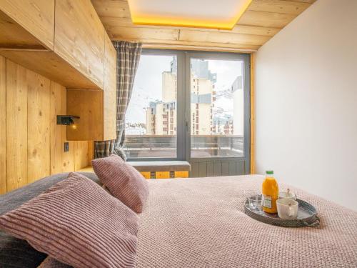 une chambre avec un lit avec un plateau dessus dans l'établissement Apartment Les Grandes Platières - Val Claret-28 by Interhome, à Tignes