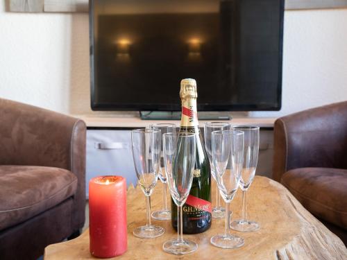 - une bouteille de champagne assise sur une table avec des verres à vin dans l'établissement Apartment Rond Point des Pistes - Val Claret-17 by Interhome, à Tignes