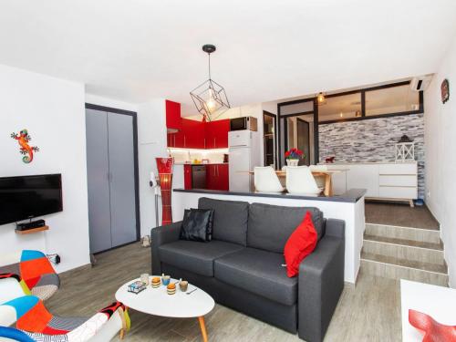 een woonkamer met een bank en een keuken bij Apartment Rojo by Interhome in Tossa de Mar