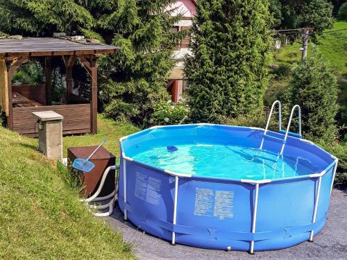 una gran bañera de hidromasaje azul en un patio en Studio Chlívce u Hronova-1 by Interhome, en Chlívce