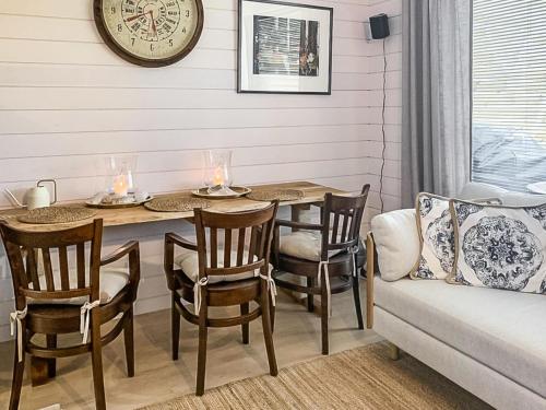 jadalnia ze stołem, krzesłami i zegarem w obiekcie Holiday Home Kasnäs marina a 7 by Interhome w mieście Kasnäs