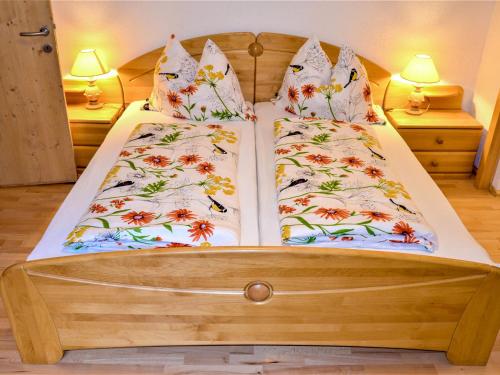 uma cama com cabeceira em madeira e almofadas em Apartment Ferienwohnung Wiesenhof by Interhome em Reith bei Seefeld