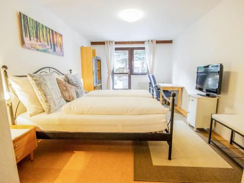 1 dormitorio con 1 cama y TV en Studio Karin-3 by Interhome en Innsbruck