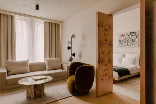 een woonkamer met een bank en een bed bij Warszauer Hotel in Krakau