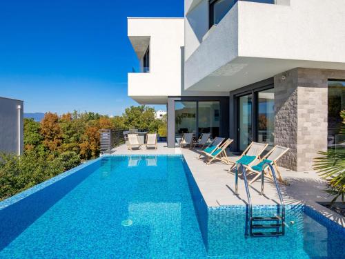 Villa con piscina y casa en Apartment Albi by Interhome, en Kostrena