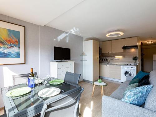 un salon avec une table en verre et un canapé dans l'établissement Apartment Les Coralines-5 by Interhome, à Sainte-Maxime