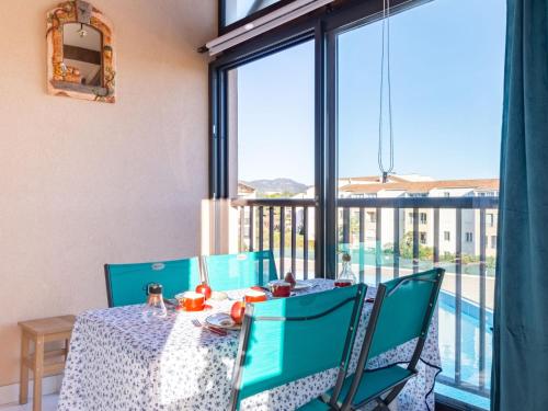 une salle à manger avec une table et une grande fenêtre dans l'établissement Apartment Le Lagon Bleu-9 by Interhome, à Fréjus