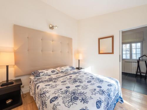 une chambre avec un lit avec un couvre-lit bleu et blanc dans l'établissement Holiday Home Les Cottages des Mûriers by Interhome, à Saint-Tropez