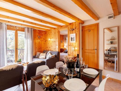 un salon avec une table et un canapé dans l'établissement Apartment les Huskies-6 by Interhome, à Saint-Gervais-les-Bains