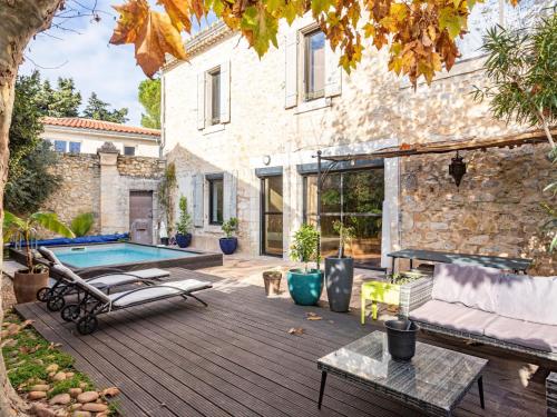 une cour arrière avec une piscine et une maison dans l'établissement Holiday Home Le Mas Provençal by Interhome, à Jonquières-et-Saint-Vincent