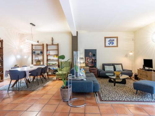 un salon avec un canapé et une table dans l'établissement Holiday Home Le Mas Provençal by Interhome, à Jonquières-et-Saint-Vincent