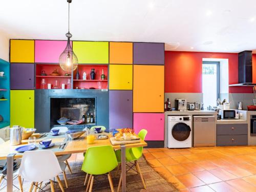 - une cuisine colorée avec une table et des chaises dans l'établissement Holiday Home Le Mas Provençal by Interhome, à Jonquières-et-Saint-Vincent