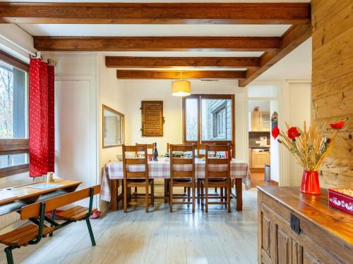 une salle à manger avec une table et des chaises dans l'établissement Apartment Le Diorama by Interhome, à Saint-Gervais-les-Bains
