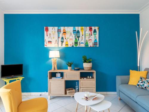 - un salon avec des murs bleus et un canapé bleu dans l'établissement Apartment Port An Dro-8 by Interhome, à Carnac