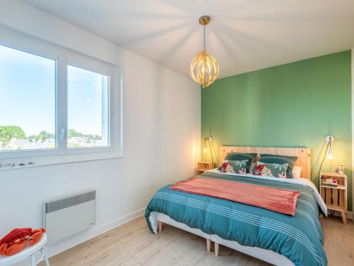 une chambre avec un grand lit et une fenêtre dans l'établissement Apartment Port An Dro-8 by Interhome, à Carnac