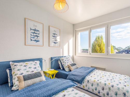 une chambre avec un lit, un canapé et une fenêtre dans l'établissement Apartment Port An Dro-8 by Interhome, à Carnac