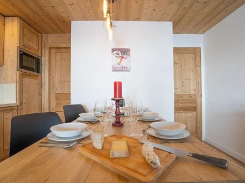 - une table à manger avec des verres à vin et une bougie dans l'établissement Apartment Neige d'or - Val Claret-4 by Interhome, à Tignes