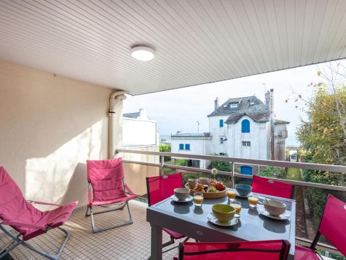 une table sur un balcon avec des chaises roses dans l'établissement Apartment Ker Eol by Interhome, à Carnac