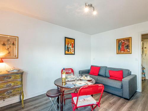 una sala de estar con un sofá y una mesa en Studio Hoche by Interhome, en Quiberon