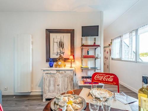 une salle à manger avec une table à cocacola et une chaise rouge dans l'établissement Studio Hoche by Interhome, à Quiberon