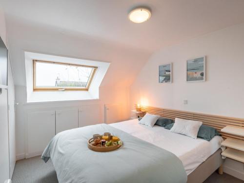 une chambre avec un lit avec un bol de fruits dessus dans l'établissement Apartment Ker Eol by Interhome, à Carnac