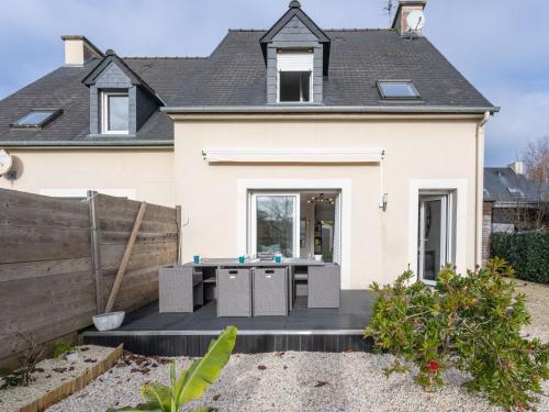 une maison avec une terrasse en face de celle-ci dans l'établissement Holiday Home Les Bouvreuils by Interhome, à La Richardais