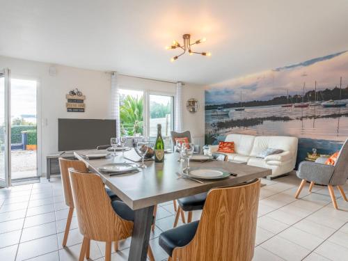 une salle à manger avec une table et des chaises dans l'établissement Holiday Home Les Bouvreuils by Interhome, à La Richardais
