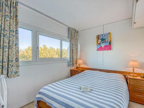 une chambre avec un lit et une fenêtre dans l'établissement Apartment Ulysse Plage-21 by Interhome, à La Grande Motte