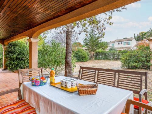 - une table avec un panier de nourriture sur la terrasse dans l'établissement Holiday Home La Maison d'Antoine by Interhome, à Salles-d'Aude