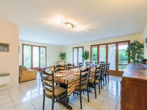 une salle à manger avec une table et des chaises dans l'établissement Holiday Home La Maison d'Antoine by Interhome, à Salles-d'Aude