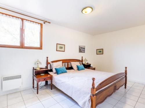 une chambre avec un grand lit avec des oreillers bleus dans l'établissement Holiday Home La Maison d'Antoine by Interhome, à Salles-d'Aude