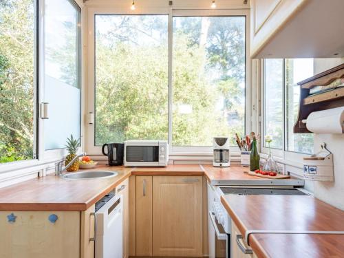 une cuisine avec un évier et un micro-ondes dans l'établissement Holiday Home Villa Kermario by Interhome, à Carnac